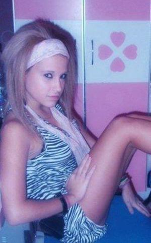 Melani from Riverdale Park, Maryland is looking for adult webcam chat