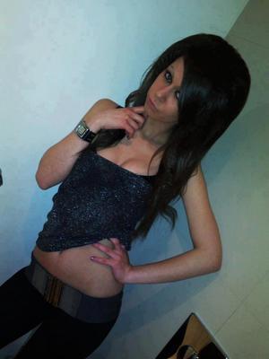 Rozella from Wessington, South Dakota is looking for adult webcam chat